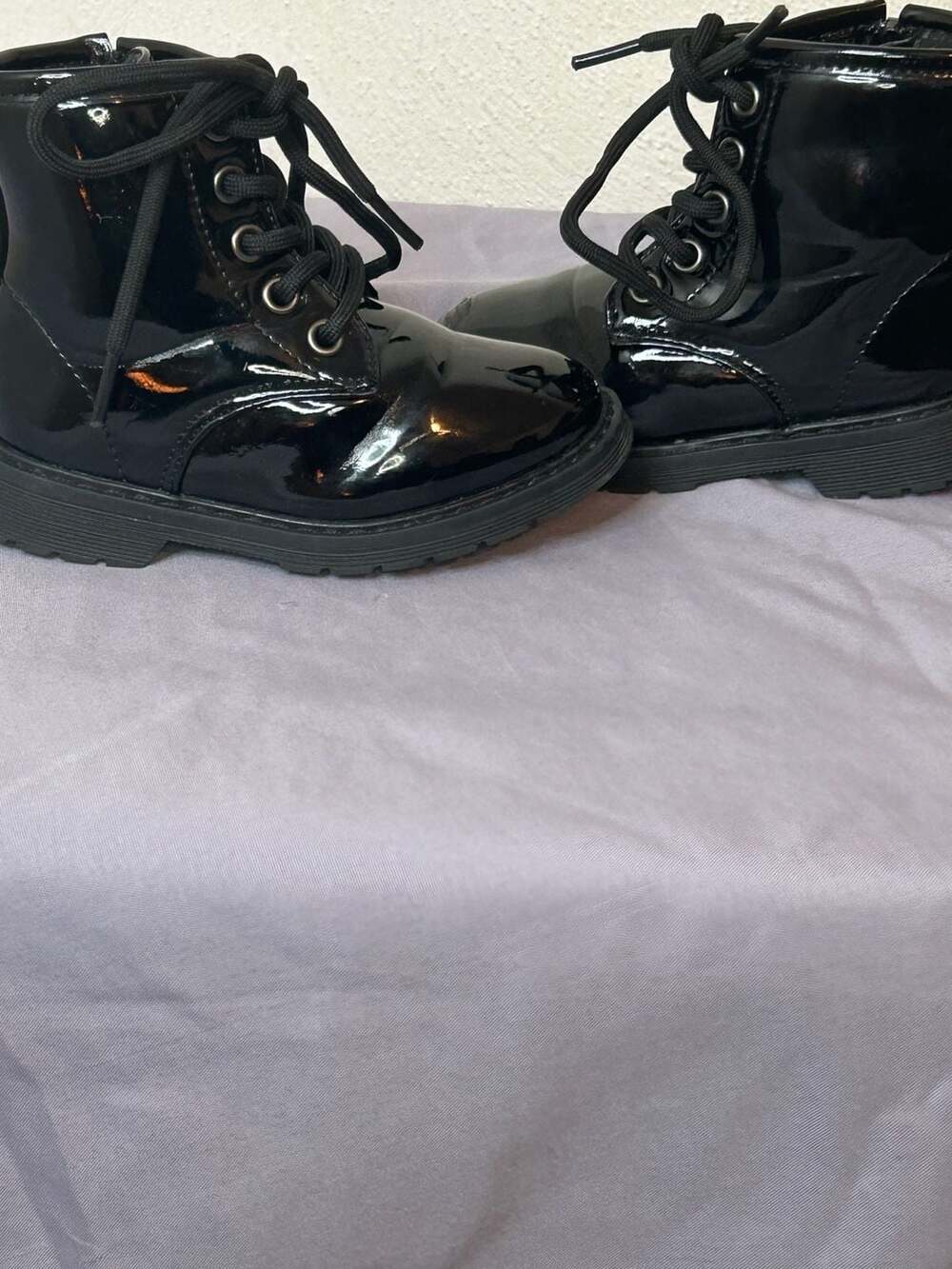 Old Navy Toddler Girls Black Patent Faux-Leather Side-Zip Combat Boots Size 6 - Picture 2 of 5